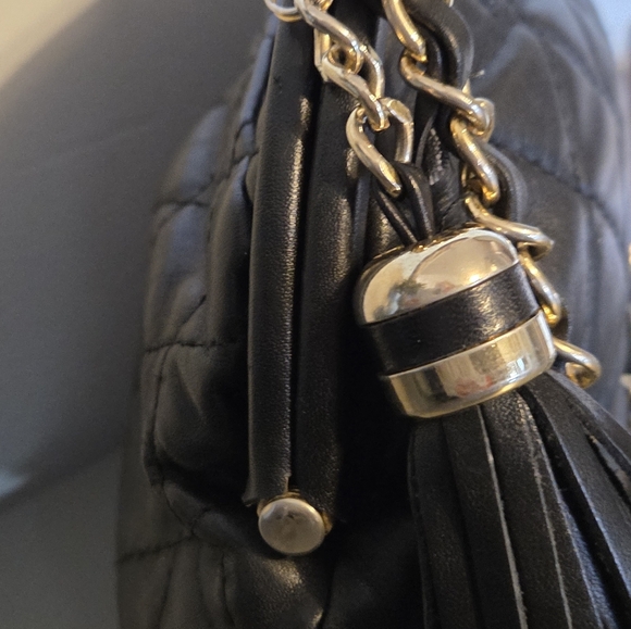 A Chanel Vibe Black Genuine Leather Quilted Diamond Purse W Tassel - Picture 13 of 13